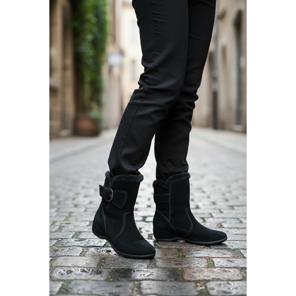 Brilliant Womens Size 8 Black Suede Leather Ankle Snow Boots Zipper Winter - Picture 1 of 12